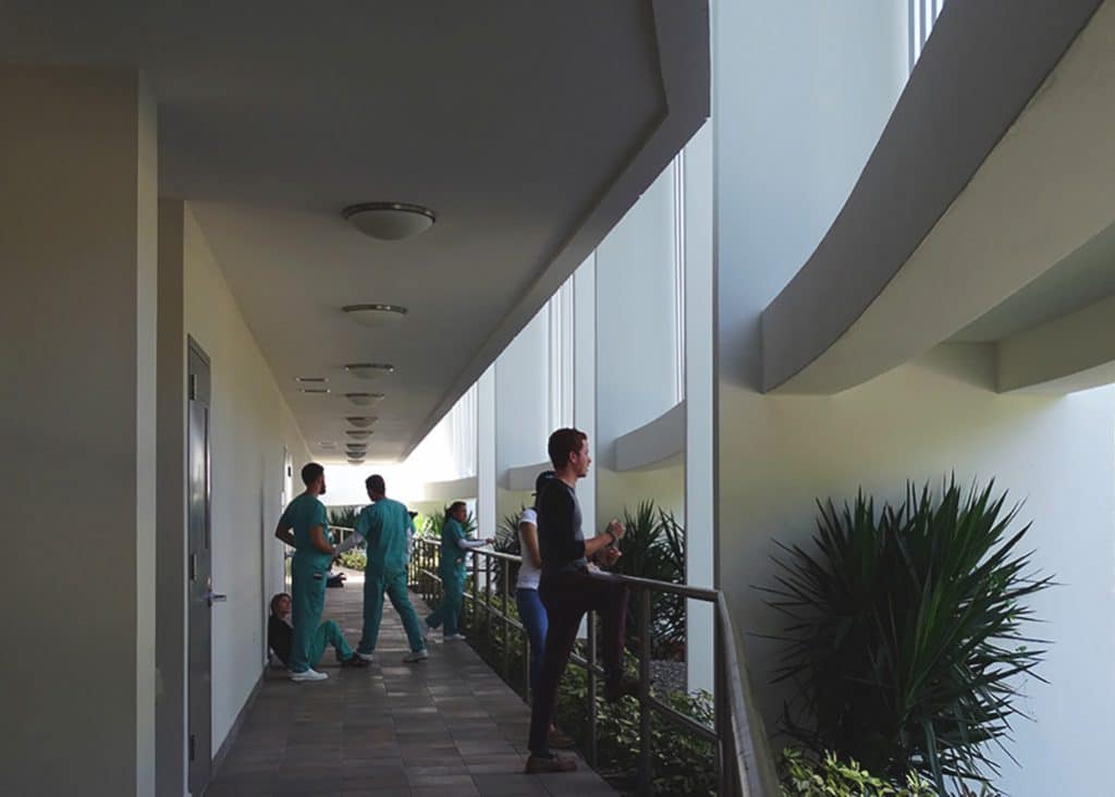 estudiantes en pasillo de edificio