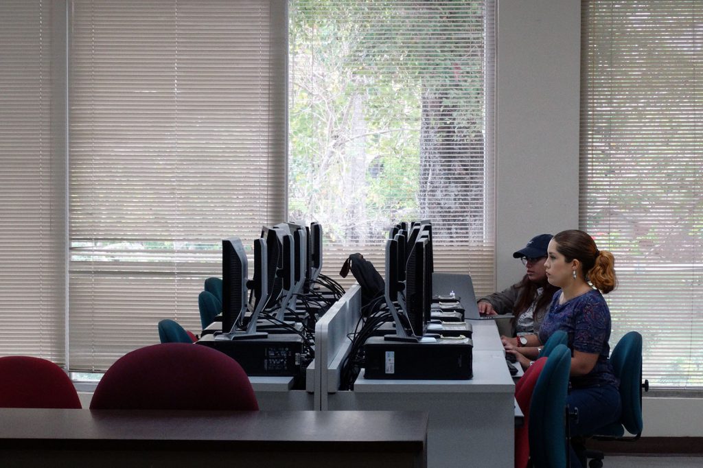 estudiantes trabajando en computadoras