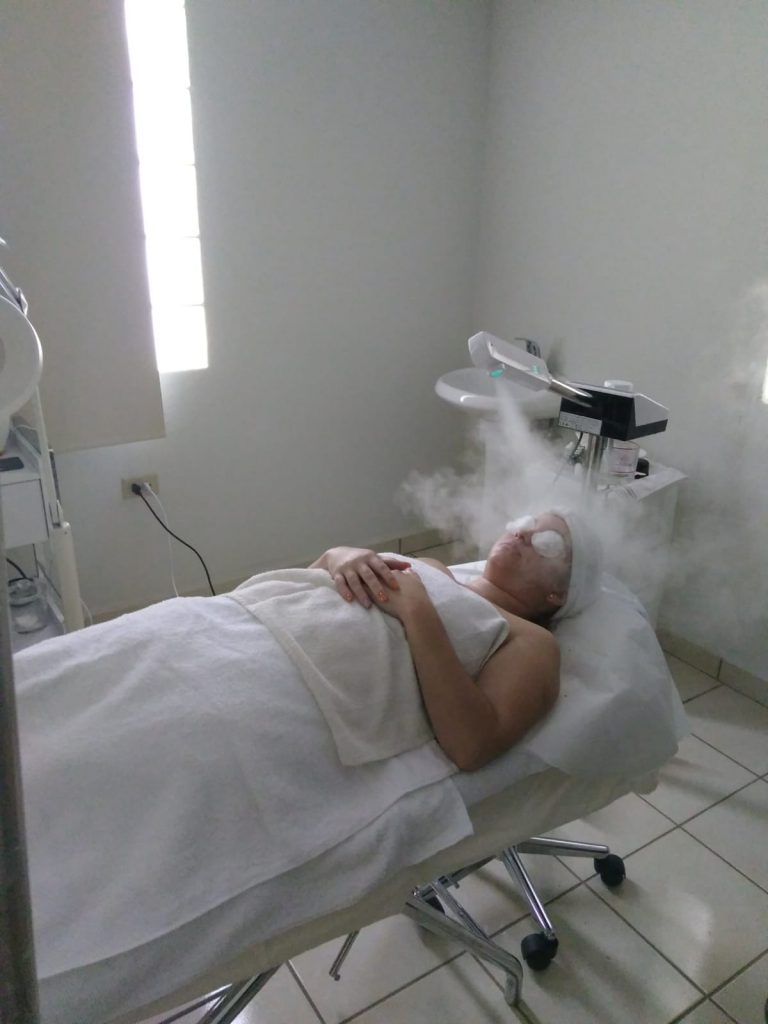 mujer acostada en spa