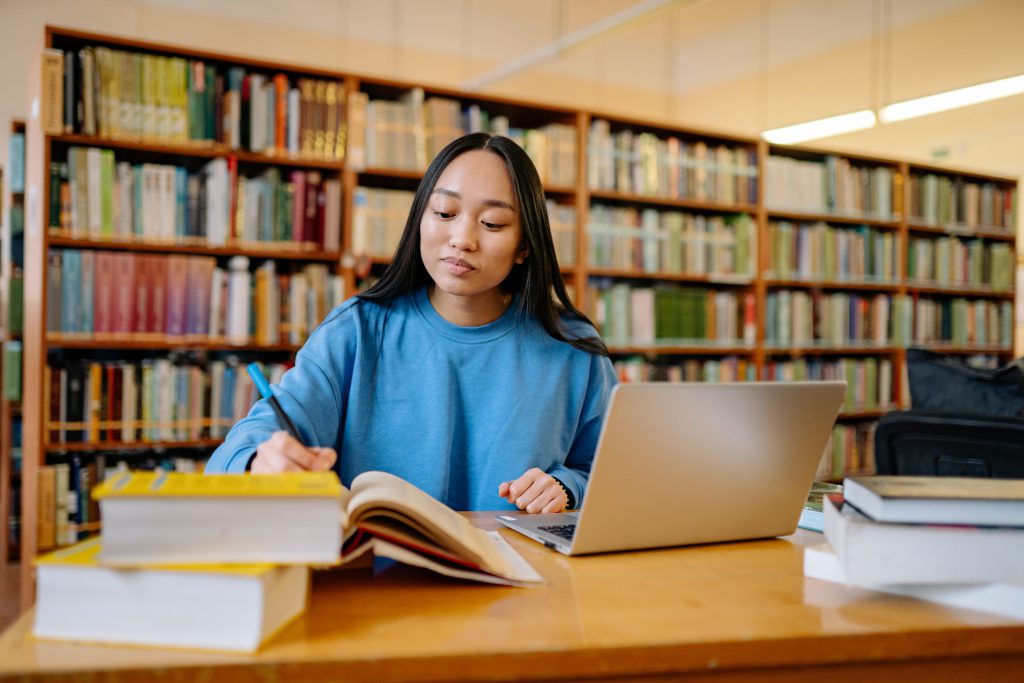 estudiante en biblioteca